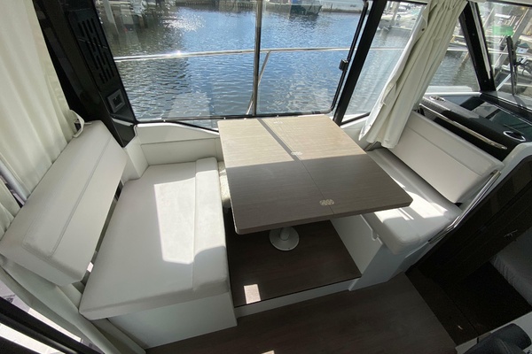 IRIHK375I526 30ft Jeanneau Yacht For Sale