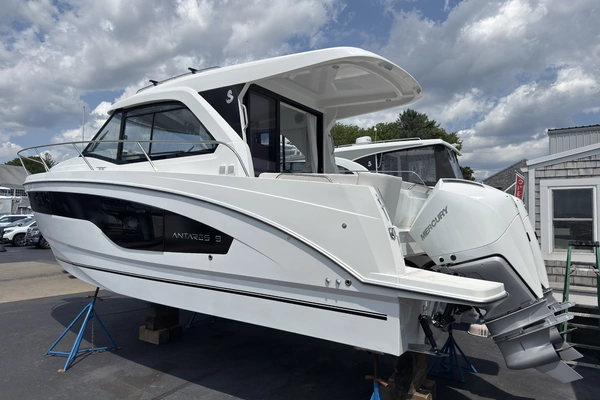 Photo of the 2027 Beneteau Antares 9 "In Stock"
