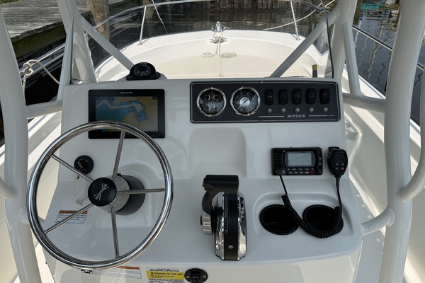 19ft Boston Whaler Yacht For Sale