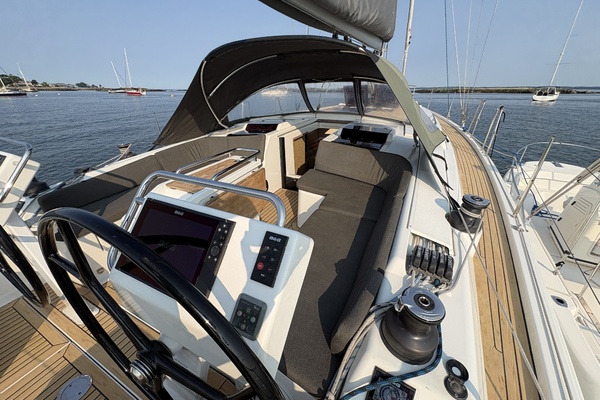 2018 Hanse 455 starboard deck