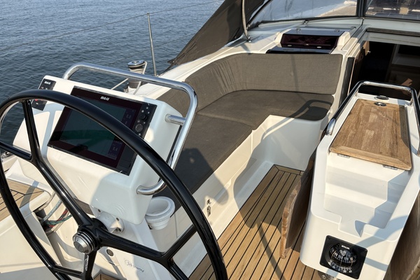 2018 Hanse 455 port side cockpit