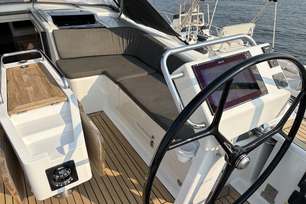 2018 Hanse 455 starboard side cockpit