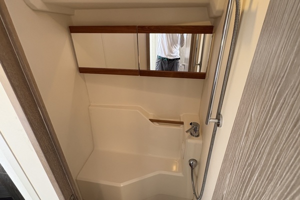 2018 Hanse 455 shower