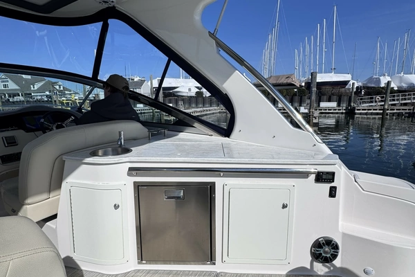 Regal 33 XO Yacht For Sale