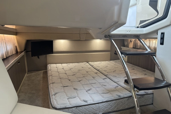 Regal 33 XO Yacht For Sale