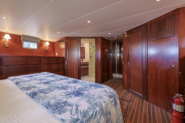 Hatteras 74 Cockpit Motor Yacht Yacht For Sale