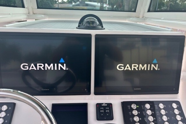 Dolphin Magnet 28ft Caymas Yacht For Sale