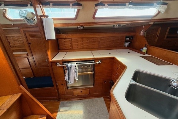 RAZZMATAZZ 42ft Sabre Yacht For Sale