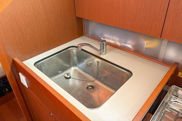 2021 Beneteau Oceanis 41.1 galley basin