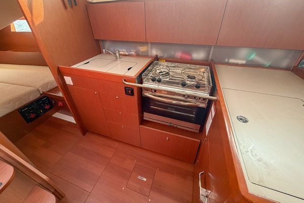 2021 Beneteau Oceanis 41.1 galley range