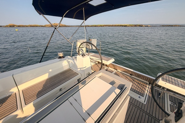 2021 Beneteau Oceanis 41.1 helm
