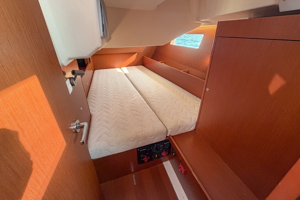 2021 Beneteau Oceanis 41.1 portside guest cabin