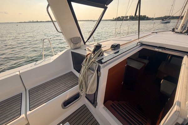2021 Beneteau Oceanis 41.1 companionway