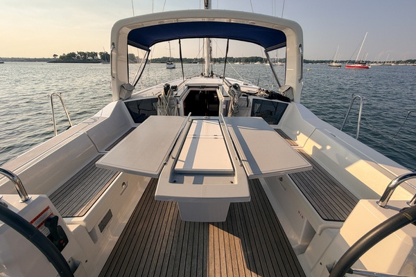 2021 Beneteau Oceanis 41.1 cockpit dining