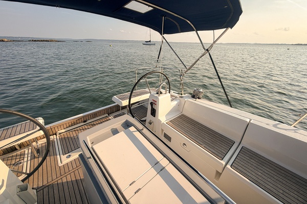 2021 Beneteau Oceanis 41.1 helm