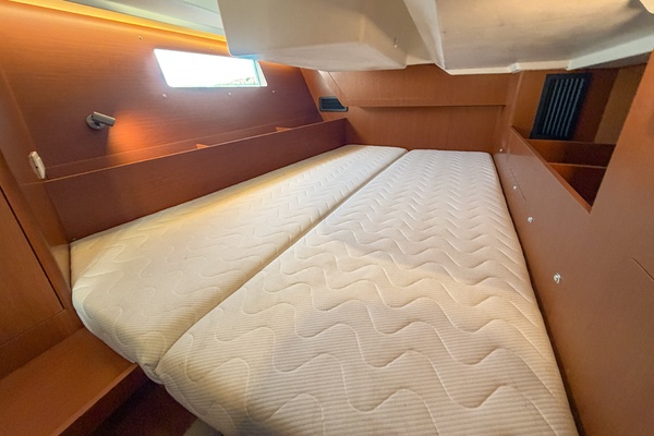 2021 Beneteau Oceanis 41.1 starboard guest berth