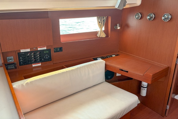 2021 Beneteau Oceanis 41.1 portside settee