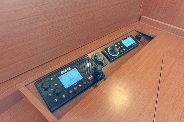 2021 Beneteau Oceanis 41.1 stereo