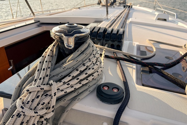 2021 Beneteau Oceanis 41.1 halliard winch