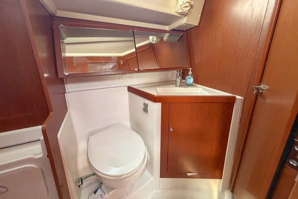 2021 Beneteau Oceanis 41.1 head