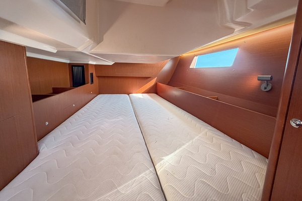 2021 Beneteau Oceanis 41.1 portside guest berth