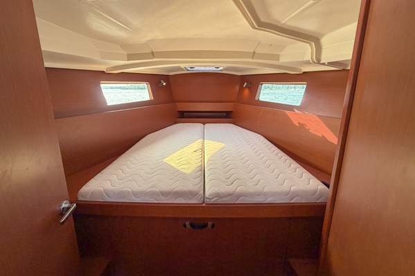 2021 Beneteau Oceanis 41.1 VIP cabin