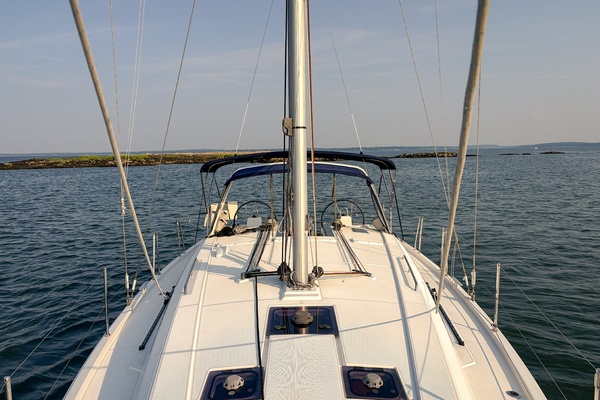 2021 Beneteau Oceanis 41.1 foredeck