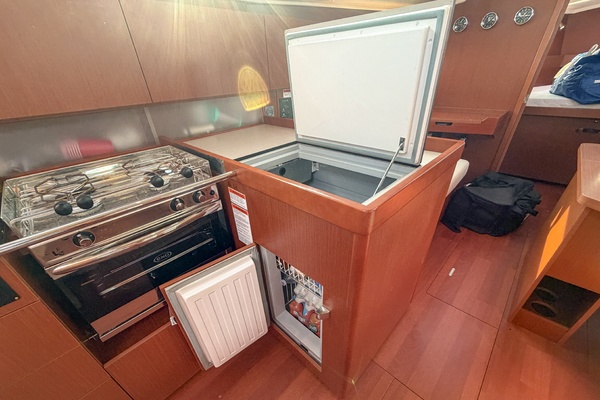 2021 Beneteau Oceanis 41.1 galley refridgerator