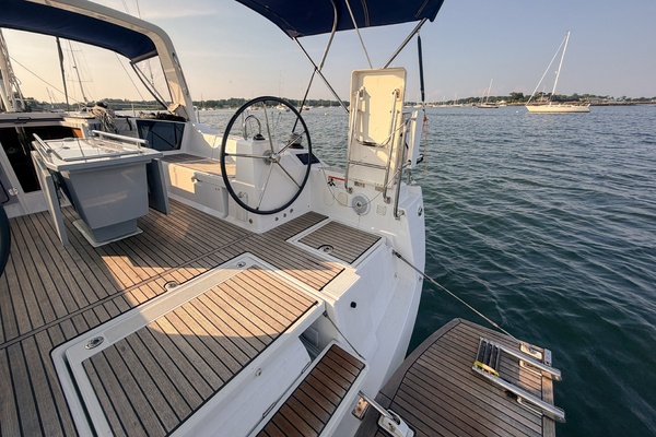 2021 Beneteau Oceanis 41.1 garage