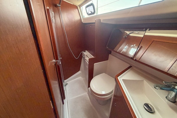 2021 Beneteau Oceanis 41.1 head