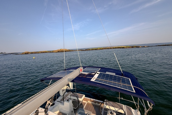 2021 Beneteau Oceanis 41.1 solar panels