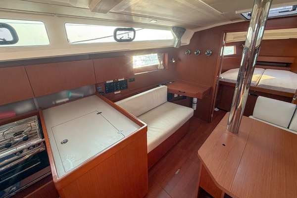 2021 Beneteau Oceanis 41.1 port settee