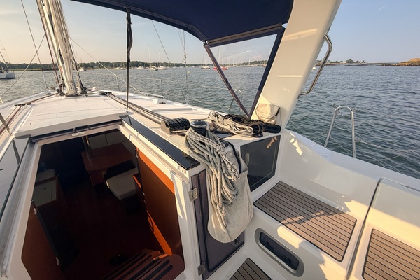 2021 Beneteau Oceanis 41.1 companionway