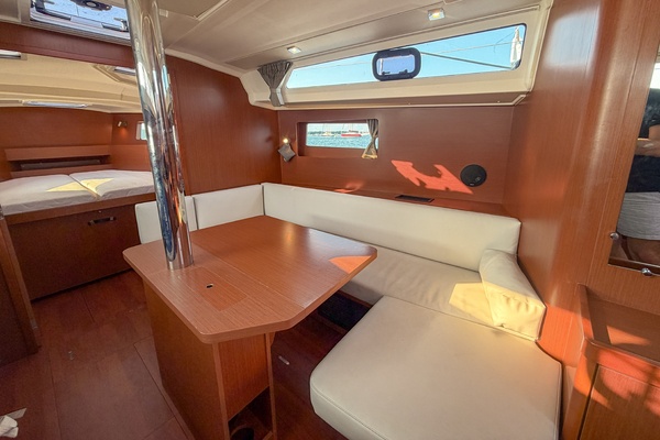 2021 Beneteau Oceanis 41.1 salon dinette
