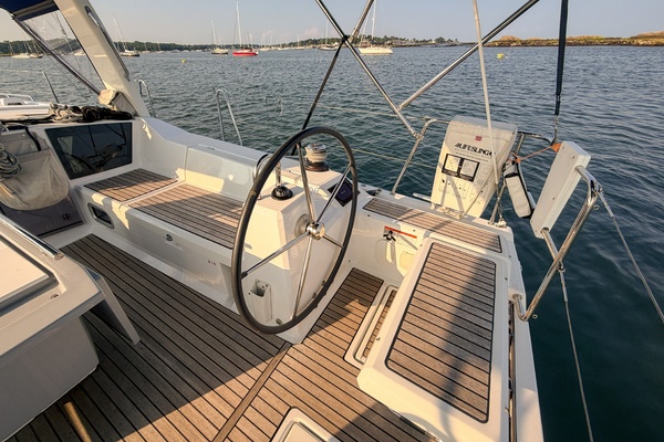2021 Beneteau Oceanis 41.1 starboard helm