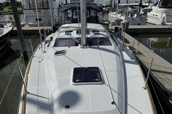 Jeanneau 45DS Yacht For Sale