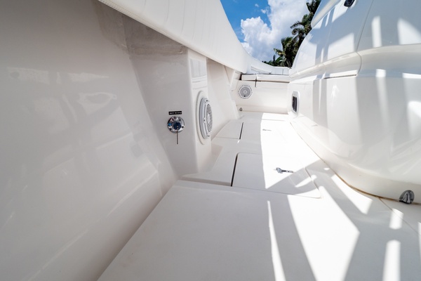 32ft Intrepid Yacht For Sale