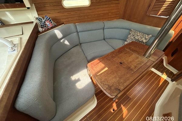 Hunter 336 salon port seating1
