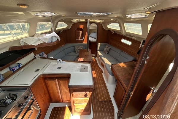 Hunter 336 salon forward