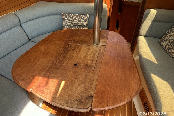 Hunter 336 salon table