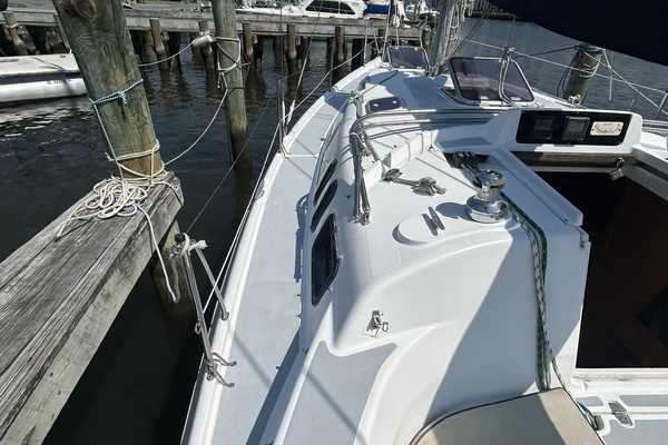 Hunter 336 port side deck2