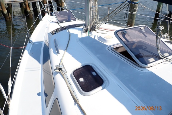 Hunter 336 foredeck