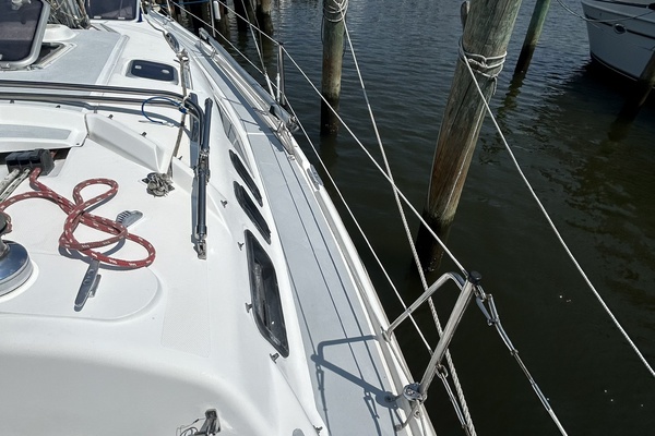 Hunter 336 starboard side deck2
