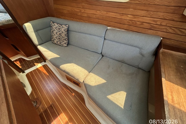 Hunter 336 salon starboard seating1