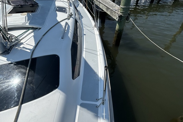 Hunter 336 port side deck1