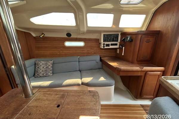 Hunter 336 salon starboard