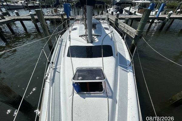 Hunter 336 foredeck aft