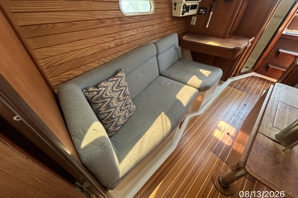Hunter 336 salon starboard seating2