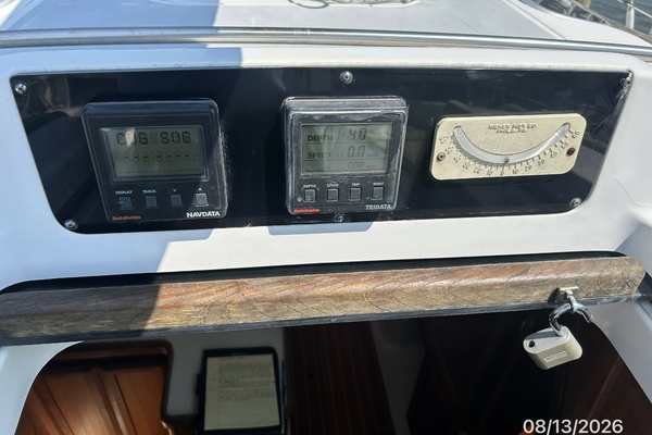 Hunter 336 cockpit electronics