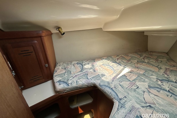 Hunter 336 forward stateroom port